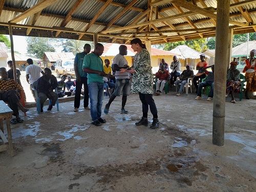 L'évaluatrice ROM, Ruth Malleson dans un exercice d'interaction avec les communautés locales à Fornor, une communauté forestière en périphérie du parc national de la forêt de Gola, Cape Mount County, Liberia